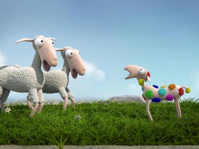 Billede fra filmen "Det lille lam". Et lille lam med uldtotter i mange farver står foran to får, som ser overraskede ud.