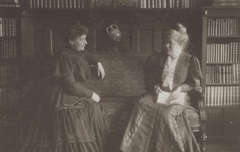 Sophie Elkan (tv,) og Selma Lagerlöf, siddende i sofa. 1907.