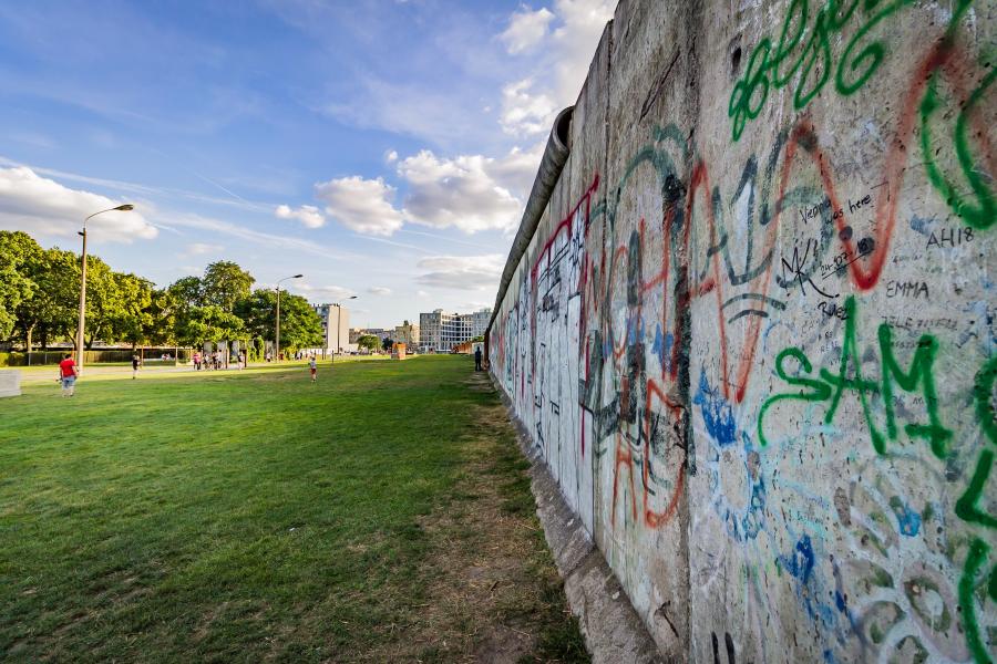 Berlinmuren med graffiti 