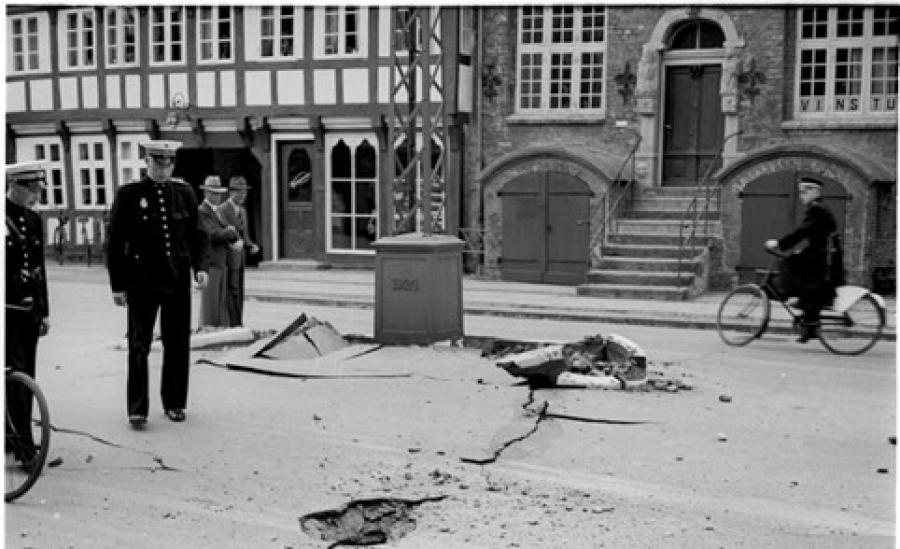Billede viser et historisk billede fra Østerå foran nuværende Irish House. Der ses en kæmpe sprække i asfalten. 