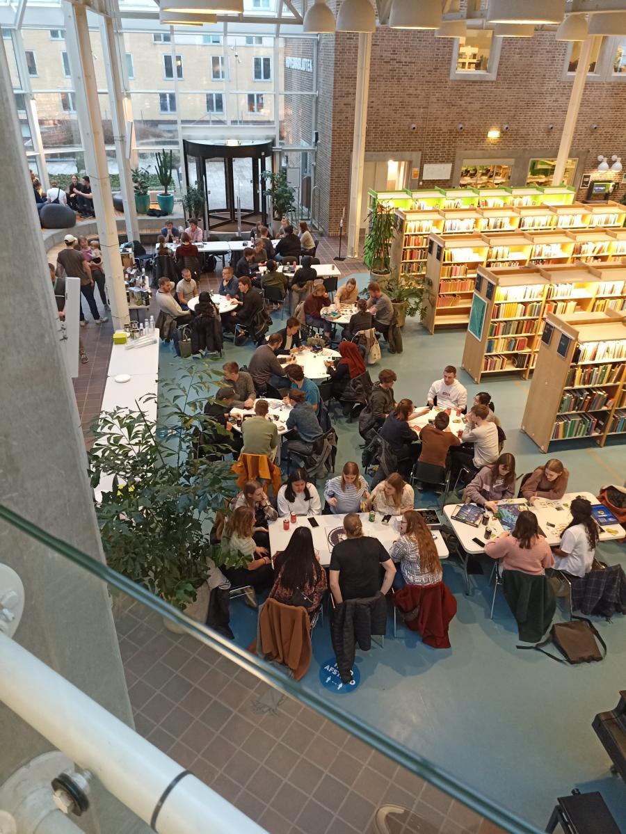 Mange mennesker sidder og spiller brætspil i Glashjørnet på Hovedbiblioteket 