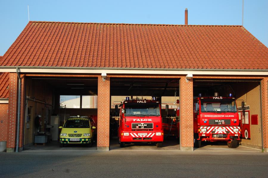 Garage med to brandbiler og en indsatsbil