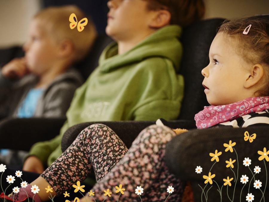 Børn der ser en film i biografen