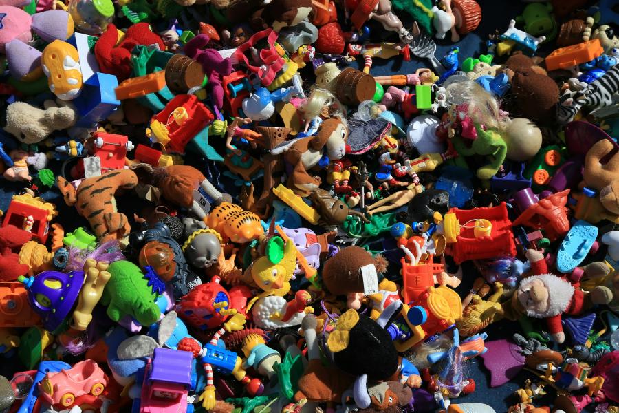 En kæmpe bunke af legetøj