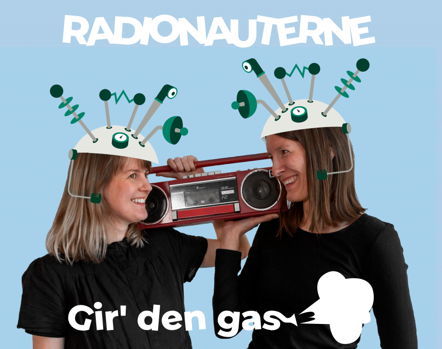 Billede af radionauterne Karen og Lisa med en ghettoblaster