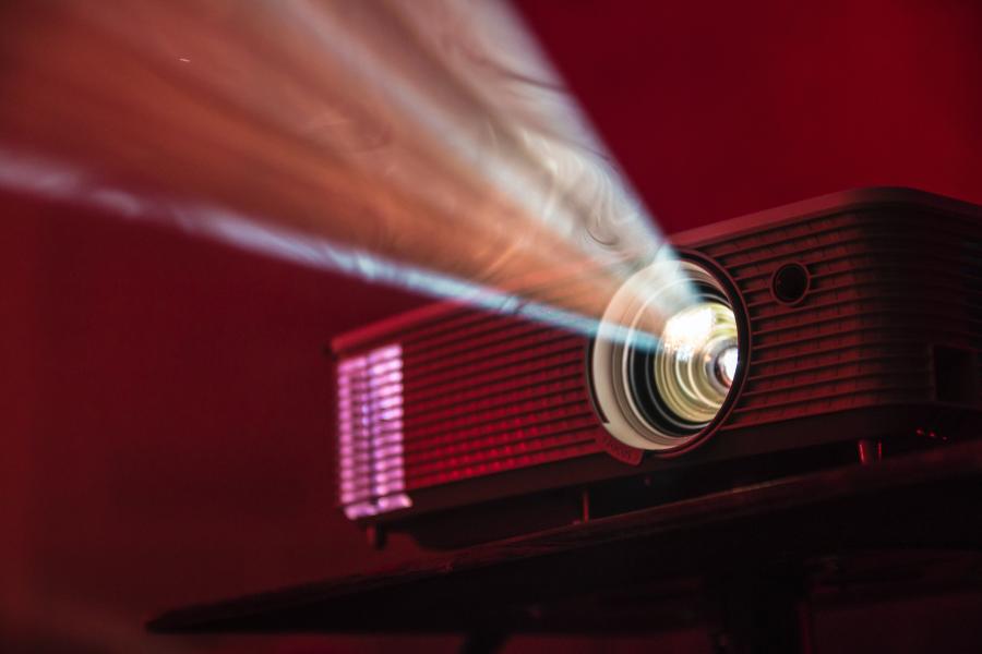 En projektor i rødt lys
