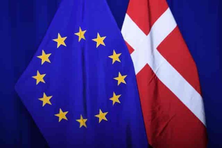 EU-flaget, side om side med Dannebrog.