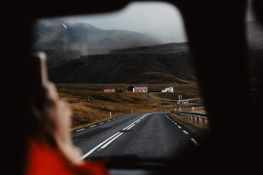 Islandsk udsigt set gennem forrude på bil