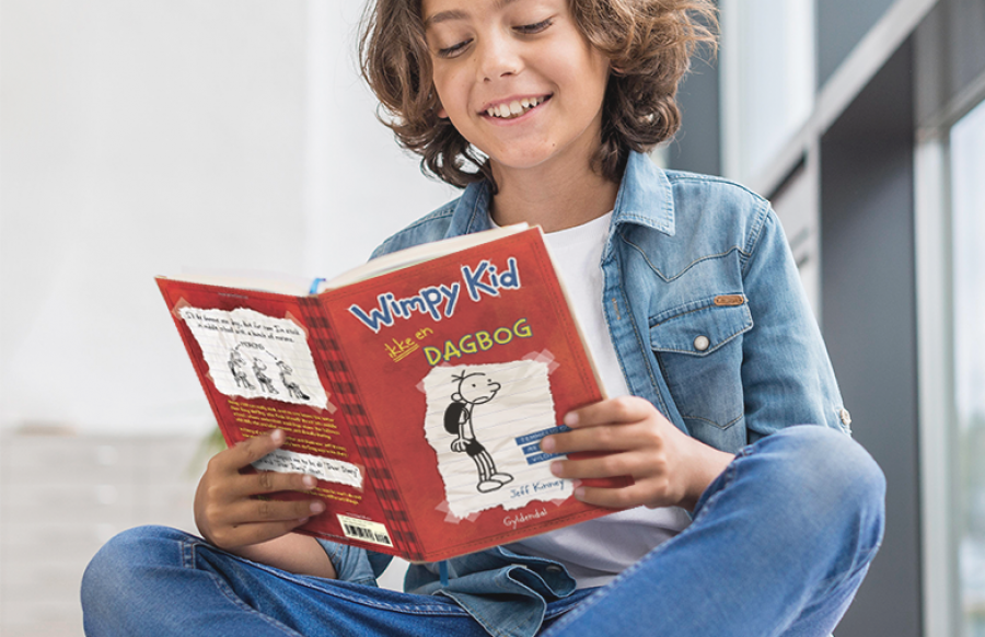 Et barn læser bogen Wimpy Kid - ikke en dagbog