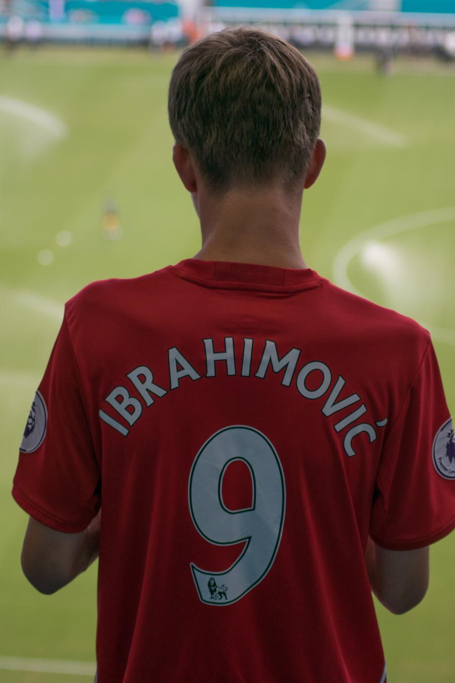 En person står med ryggen til iført en Manchester United hjemmetrøje med navnet "Ibrahimovic" påtrykt
