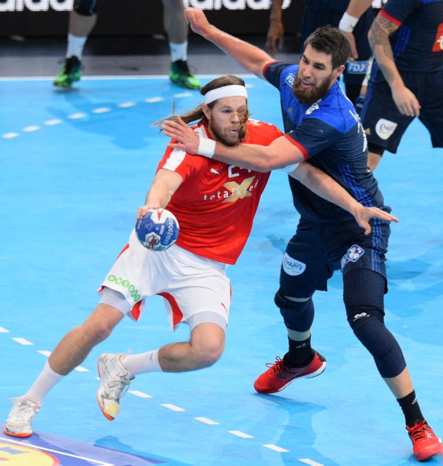 Mikkel Hansen tackles af Luka Karabatic i en håndboldkamp mellem Danmark og Frankrig