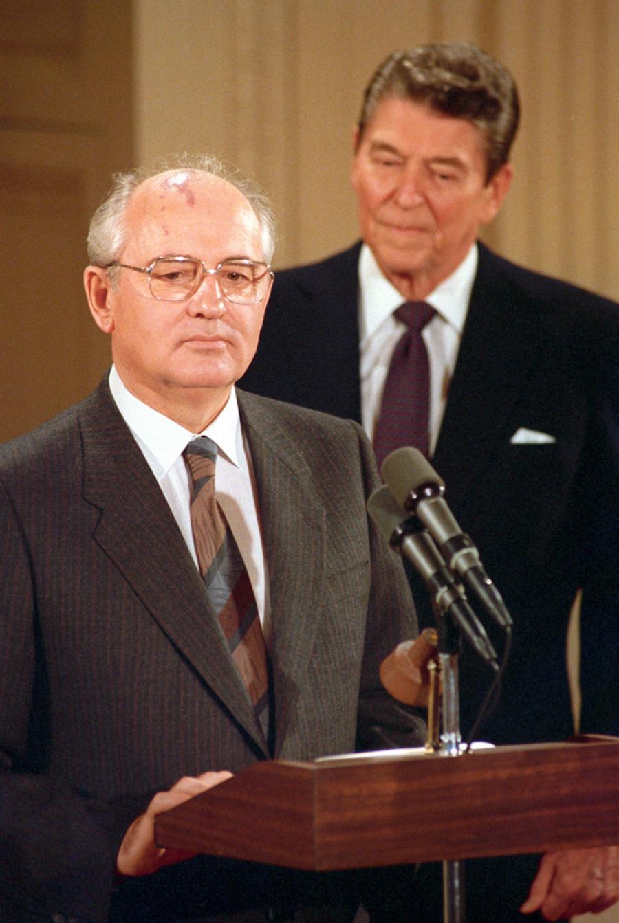 Mikhail Gorbatjov står foran USA's daværende præsident Ronald Reagan 8. december 1987