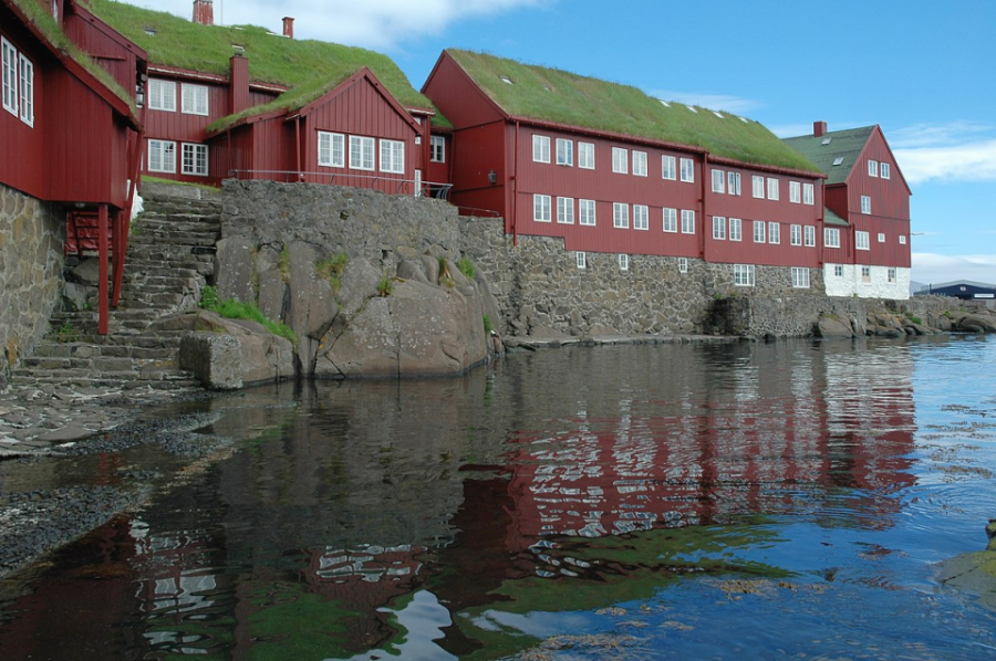 Færøske huse ved havnen.