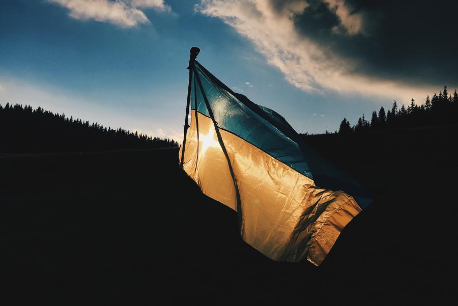 Ukrainsk flag vajer med solnedgang i baggrunden