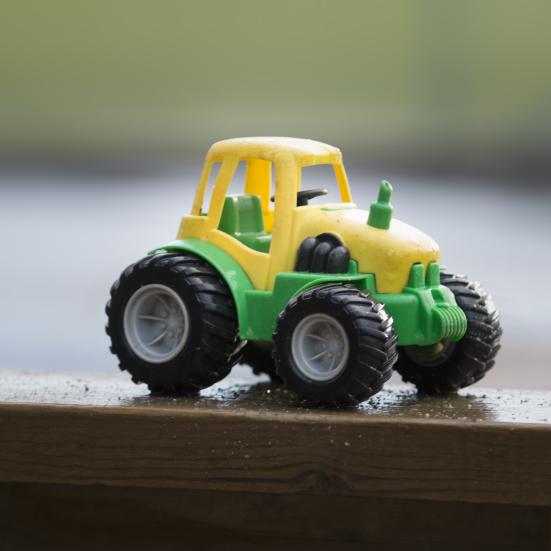 En legetøjstraktor