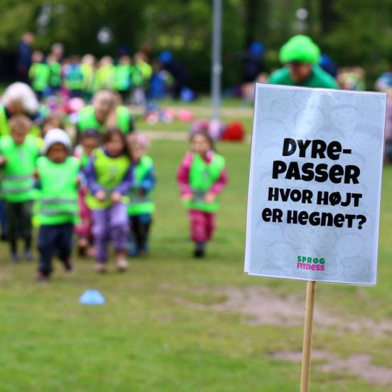 Foto af børn der leger Sprogfitness