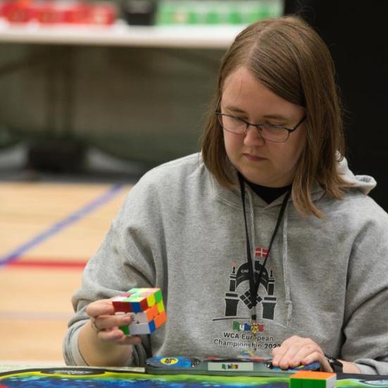 Foto af Karina Beck, tidligere danmarksmester i speedcubing og har holdt Danmarksrekorder i både 3x3x3, 4x4x4, 5x5x5, 6x6x6 og 7x7x7.