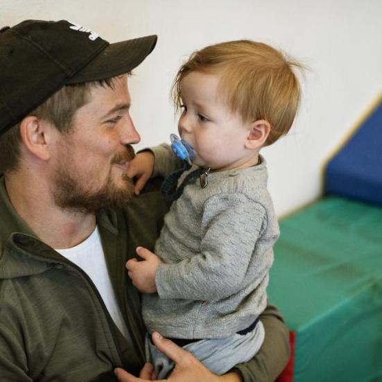 En far kigger på sit barn