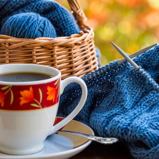 Foto af strikketøj og kaffe