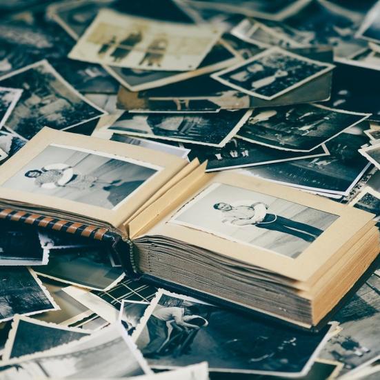 Et gammelt fotoalbum med masser af sort/hvid billeder
