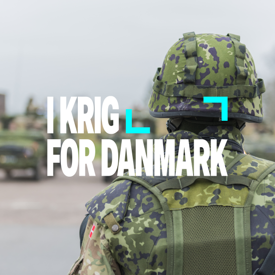 Soldat står med ryggen til. 