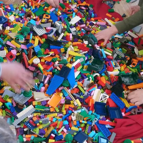 En gruppe børn leger med LEGO