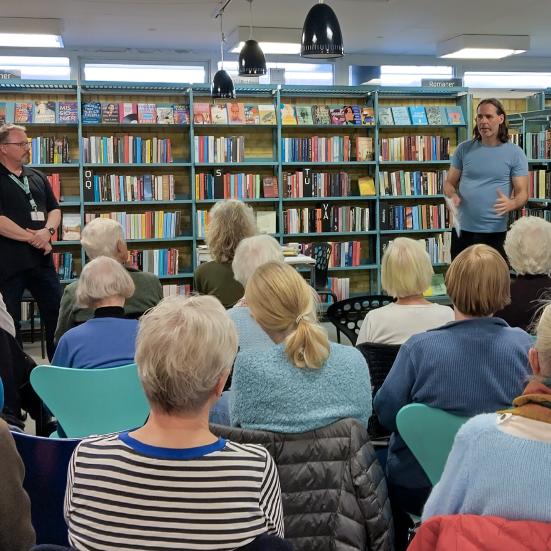 Torben (til venstre) og Kenneth (Til højre) står foran et publikum på Hasseris Bibliotek og fortæller om klassikere.