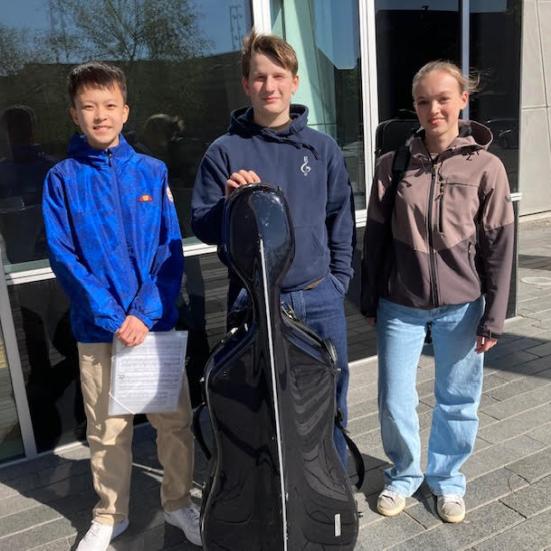 Helena Vennegård Wolf på violin, Johannes Hjerresen på cello og   Michael Song på klaver - modtager alle undervisning på Aalborg Kulturskoles Spire- og Talenthold.  