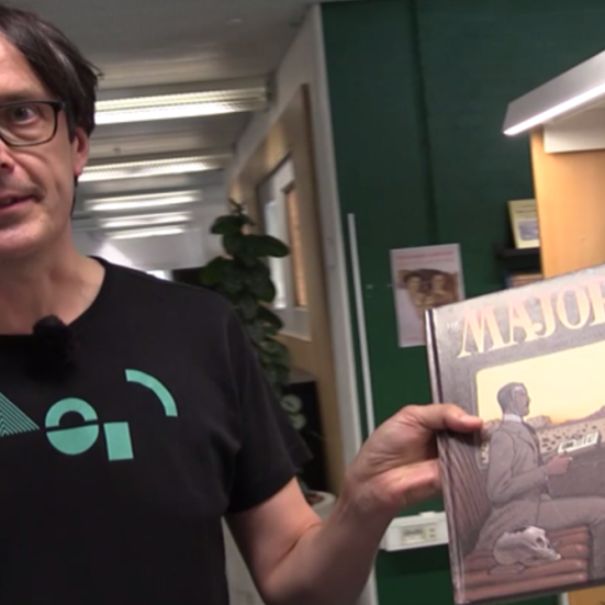 En bibliotekar, Jørgen, holder tegneserien "Major" af Moebius op.