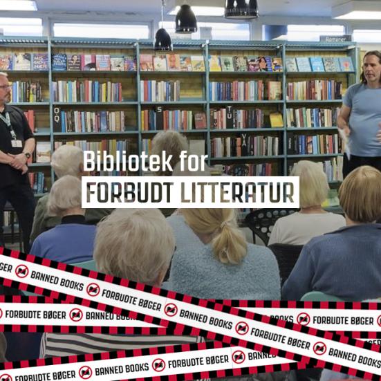 To person står foran en forsamling af mennesker på et bibliotek. Foran billedet er grafik med teksten "Bibliotek for forbudt litteratur"