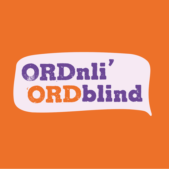 Teksten ORDnli' ORDblind står i en taleboble på en orange baggrund.