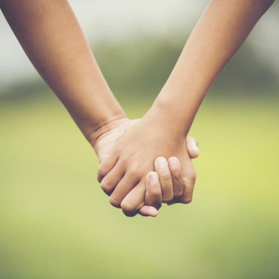 Hænder der holder i hånd