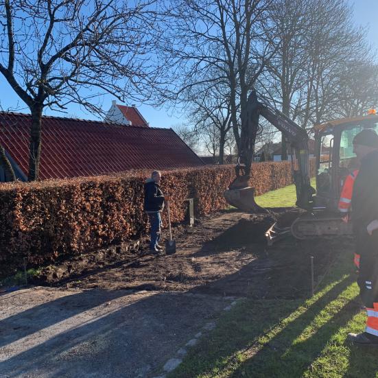 En fritgravet plads til biblioteksvogn Øst ved Klarup Kirke.