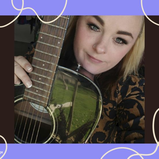 En person poserer sammen med sin guitar