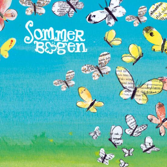 Illustration med papirklip-butterflies af bogsider, der flyver over en blå himmel og grøn mark – med teksten ‘Sommerbogen’.
