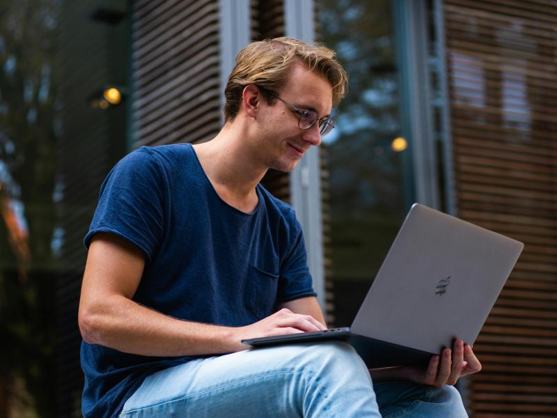 Foto af mand med bærbar computer