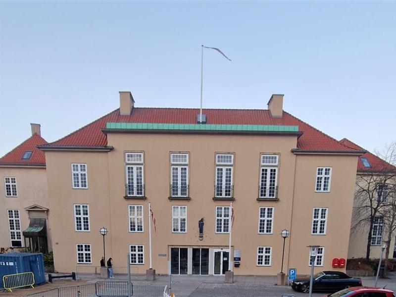 Det gamle rådhus i Nørresundby set lidt oppefra