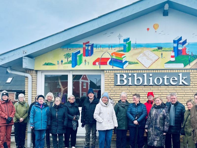 Fælles billede af gåklubben foran Hals Bibliotek.
