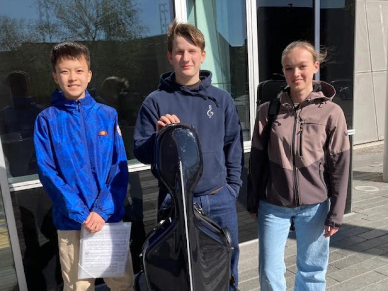 Helena Vennegård Wolf på violin, Johannes Hjerresen på cello og Michael Song på klaver - modtager alle undervisning på Aalborg Kulturskoles Spire- og Talenthold.