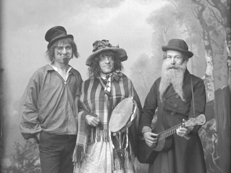 Tre mænd stående iført karnevalskostume, 1891