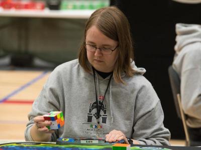 Foto af Karina Beck, tidligere danmarksmester i speedcubing og har holdt Danmarksrekorder i både 3x3x3, 4x4x4, 5x5x5, 6x6x6 og 7x7x7.