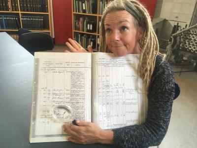 Foto af kvinde der holder en gammel bog