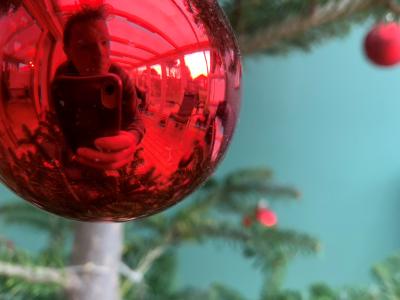 Bag en julekugle gemmer sig en fortælling om både ungdommelige drømme og dårlige produktionsforhold.