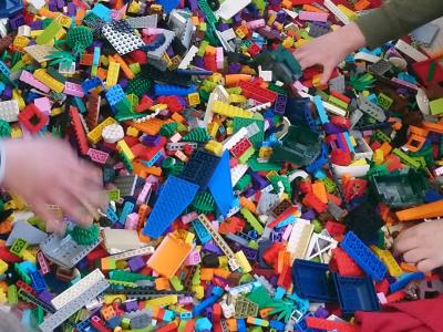En gruppe børn leger med LEGO
