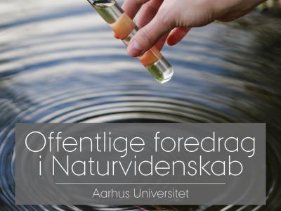 En hånd holder et reagensglas hen over en sø eller et vandhul. Der er en tekst, hvor der står: "Offentlige foredrag i Naturvidenskab. Aarhus Universitet".