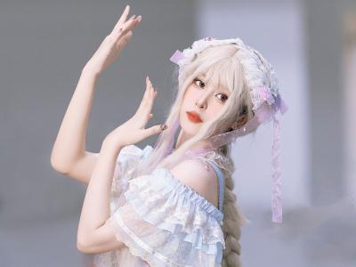 Ung kvinde i japansk inspireret cosplay.