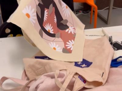En person viser forskellige muleposer frem