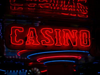 Et neonskilt hvor der står Casino