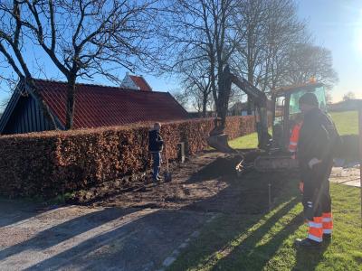 En fritgravet plads til biblioteksvogn Øst ved Klarup Kirke.