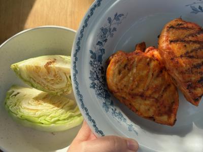 Stegt kylling og kål